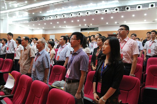 全体起立奏唱国歌 全体起立奏唱国歌