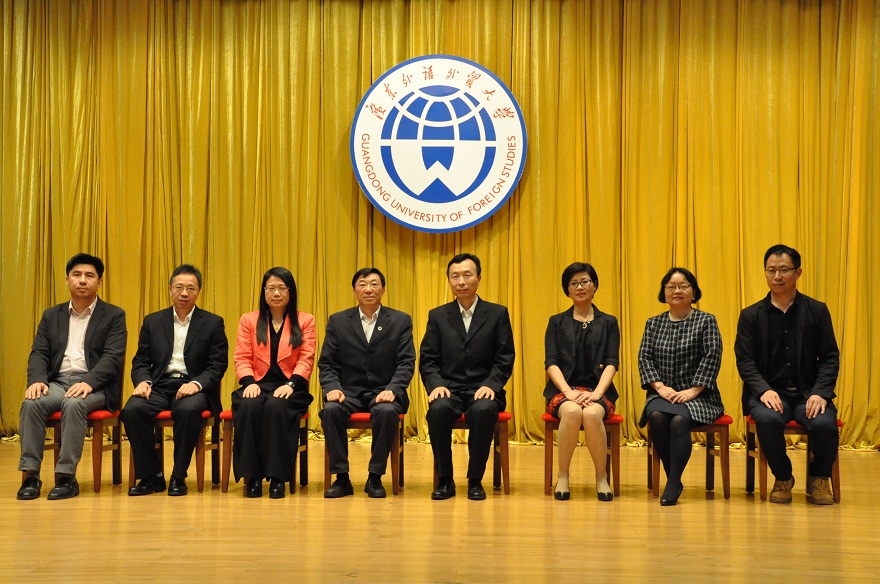 新一届经费审查委员会委员合影